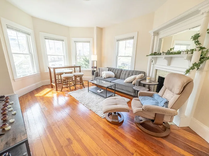 2 bed, 1.0 bath, $3,900 — Photo 2