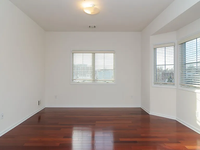 330 Maple Ave #4 — Photo 8