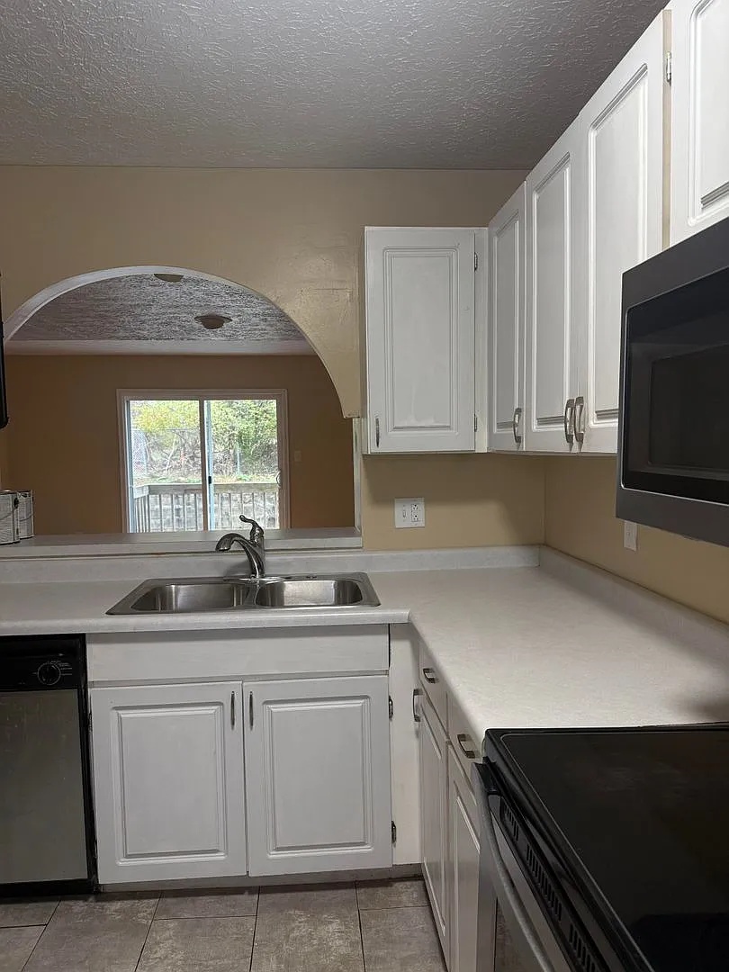 3 Bedroom/2.5 bath Townhome Located on Bloomington's Southside — Photo 4