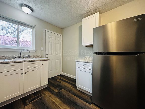 4th image of 289 Pine Ave