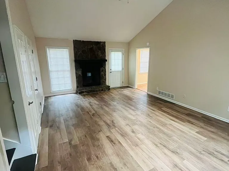 4060 Woodland Dr NW — Photo 5