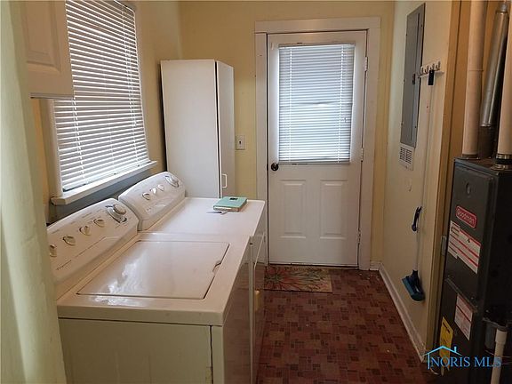 5th image of 427 N Oak St