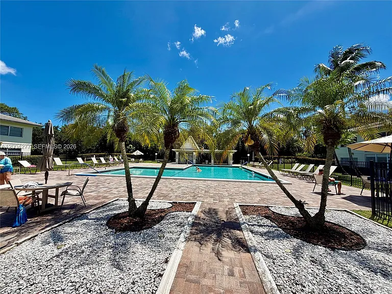 1203 Bahama Bnd #G1 — Photo 35