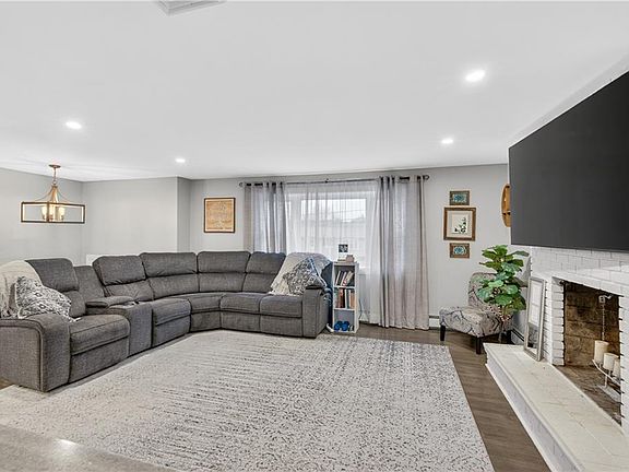 3rd image of 59 Bratt Ln