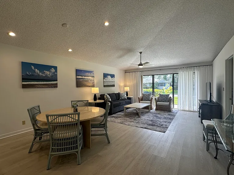 402 Club Dr — Photo 3
