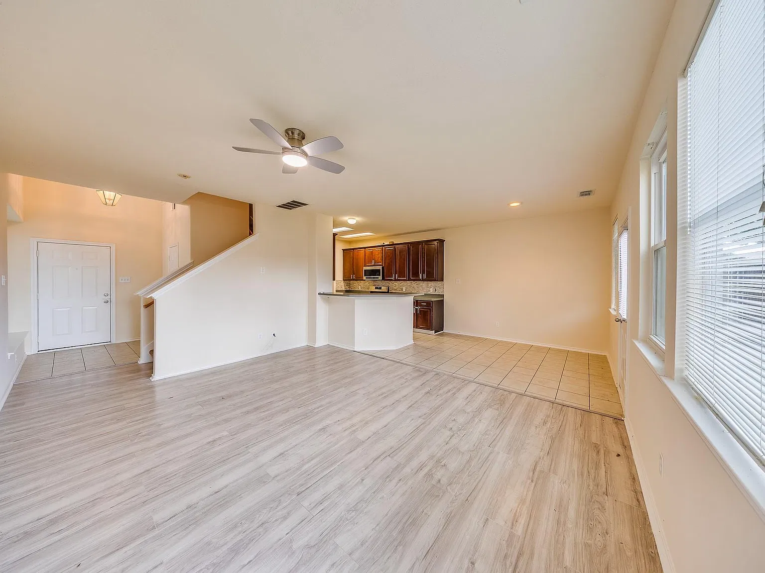 3 bed, 2.5 bath, 1683 sqft, $1,800 — Photo 4
