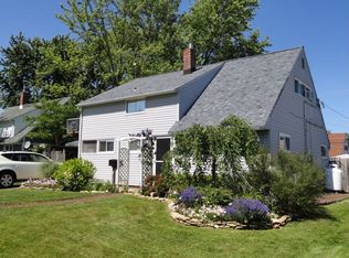 34 Greenbriar Rd, Levittown, PA 19057