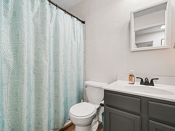 3rd image of 1060 Oakwood Ct APT 3