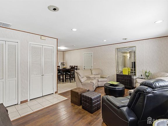 5th image of 10 Cranston Rd