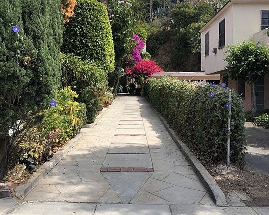 3rd image of 2590 N Beachwood Dr