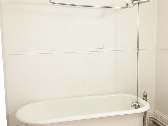 Clawfoot Tub!