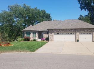 4984 Hillvale Ave N, Oakdale, MN 55128
