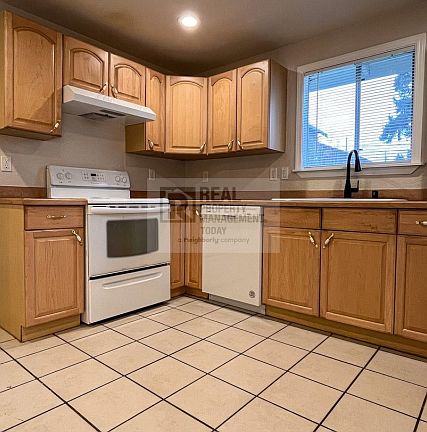 3rd image of 2510 S Ainsworth Ave