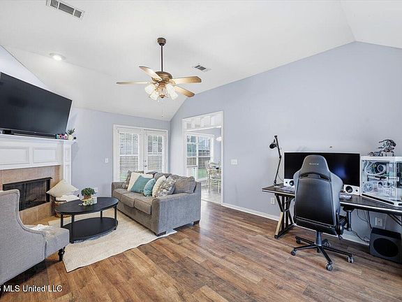 2nd image of 403 Oak Bnd