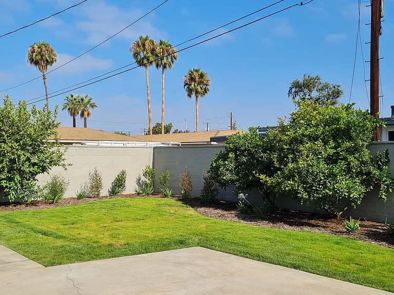 Newly Renovated 3 Bedroom Home in Orange — Photo 21