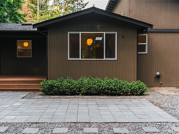 3rd image of 8619 Lake Lucinda Dr SW