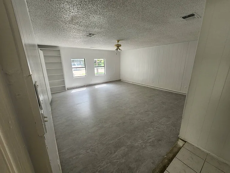 617 SW 16th St — Photo 9