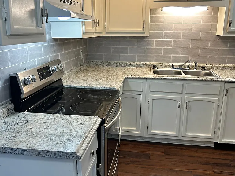 517 W Market St #D — Photo 8