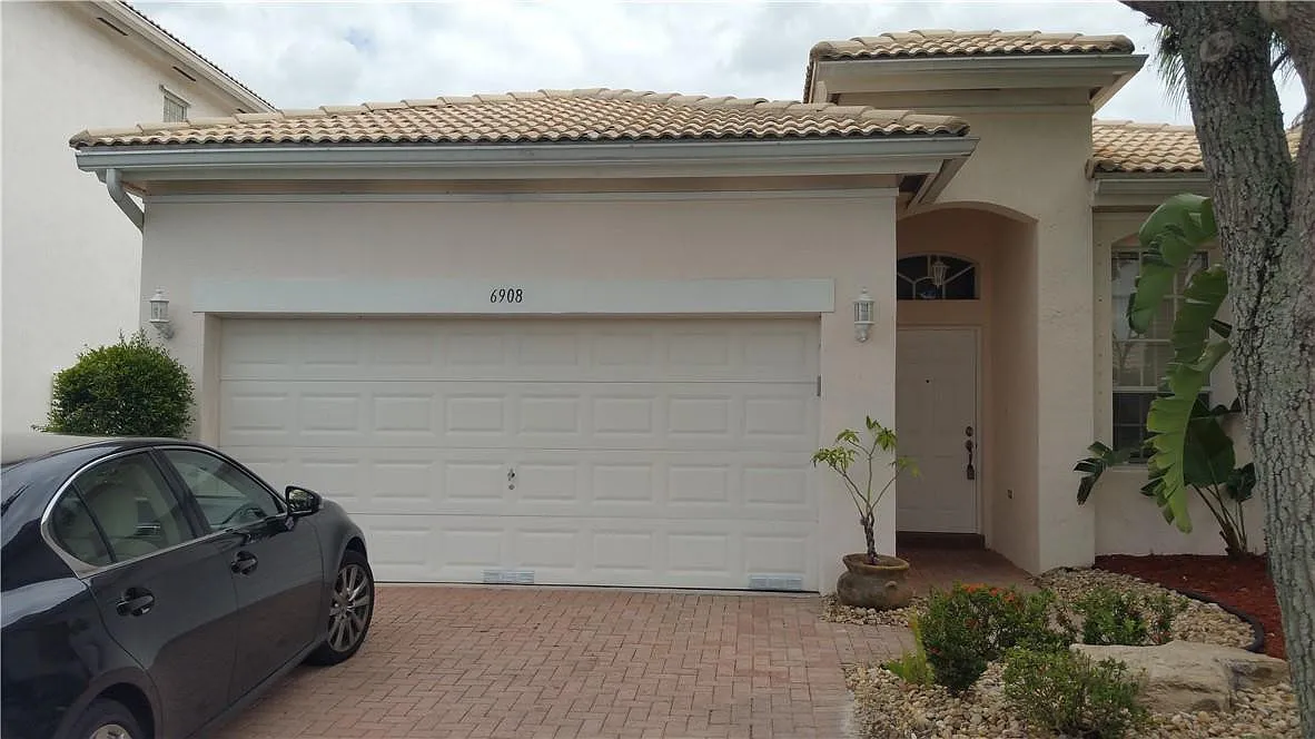 3 bed, 2.0 bath, 1694 sqft, $3,600 — Photo 1