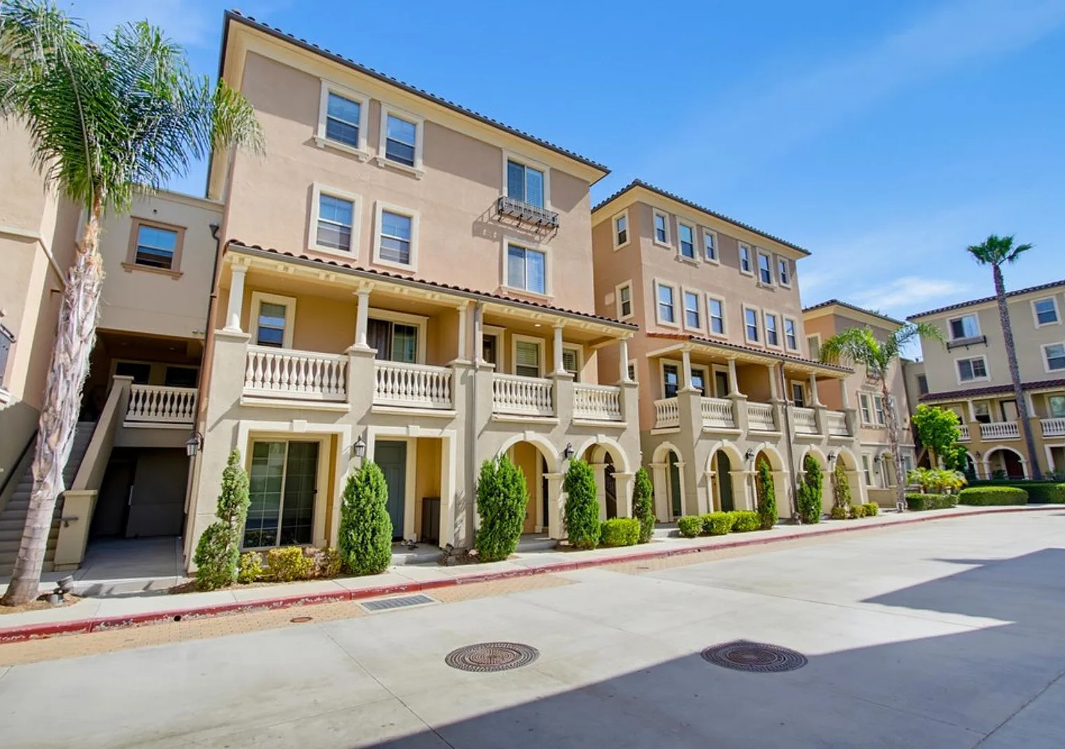 4 Bedroom Townhome in the Promenade at Spectrum Community — Photo 3