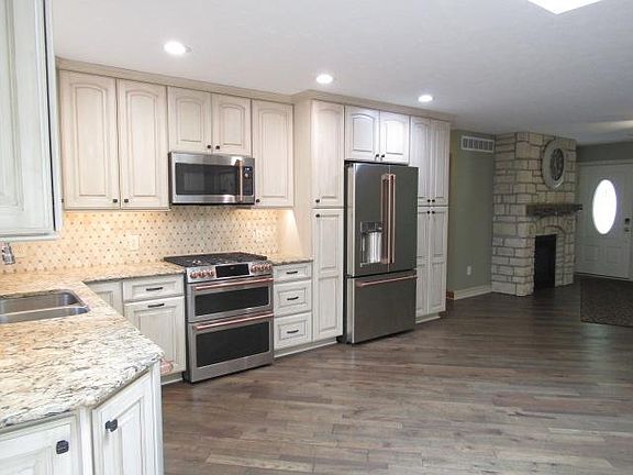 This is an excellent view of the living room / kitchen open space.