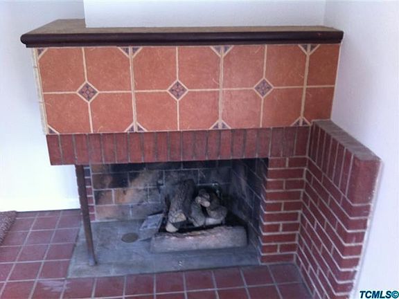 4th image of 1010 E Myrtle Ave