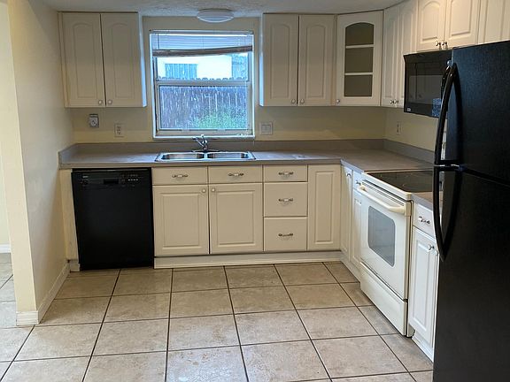 3rd image of 375 SE Abeto Ln