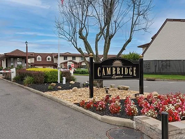 43 Cambridge Drive W, Copiague, NY 11726