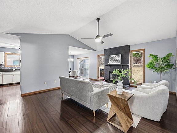 2nd image of 927 Aspen Ct