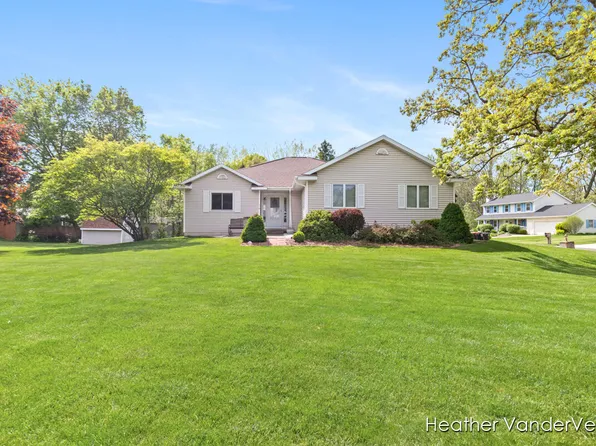618 Grand Woods Ct NE, Grand Rapids, MI 49525