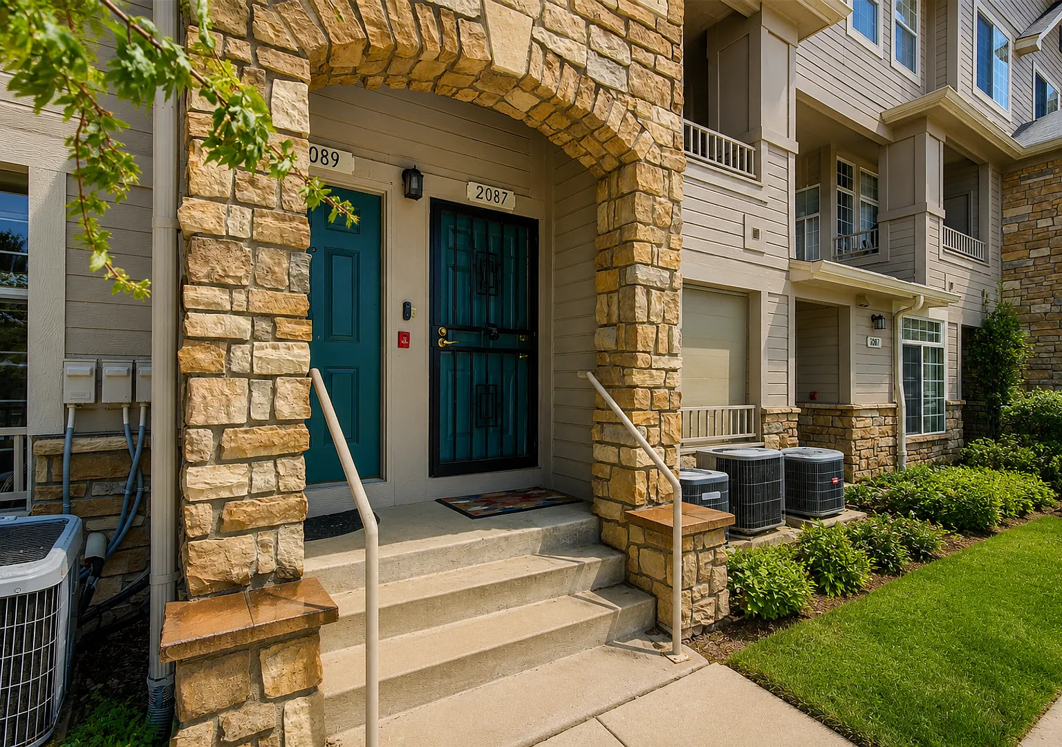 Charming 2 Bedroom 3 Bath in Denver! — Photo 1