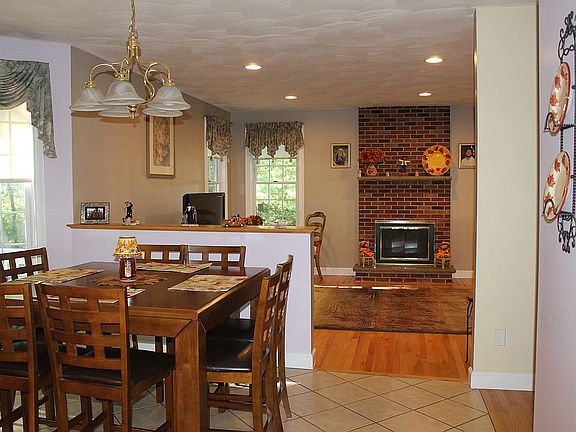 4th image of 23 Arrowwood St