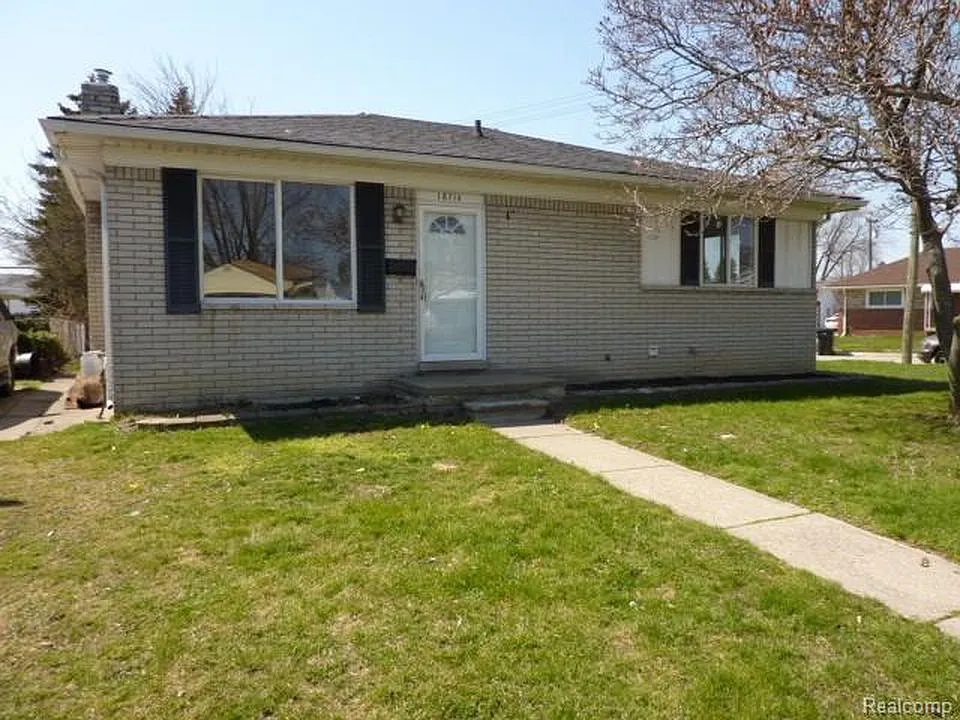 3 bed, 1044 sqft, $1,900 — Photo 1