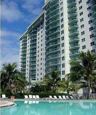 4th image of 19370 Collins Ave Ph 07