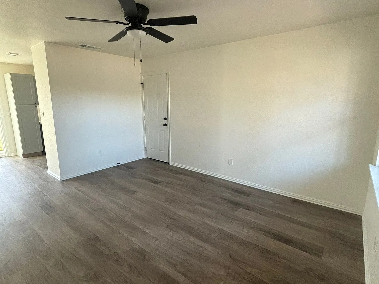 3 bed, 1.5 bath, 924 sqft, $2,050 — Photo 3