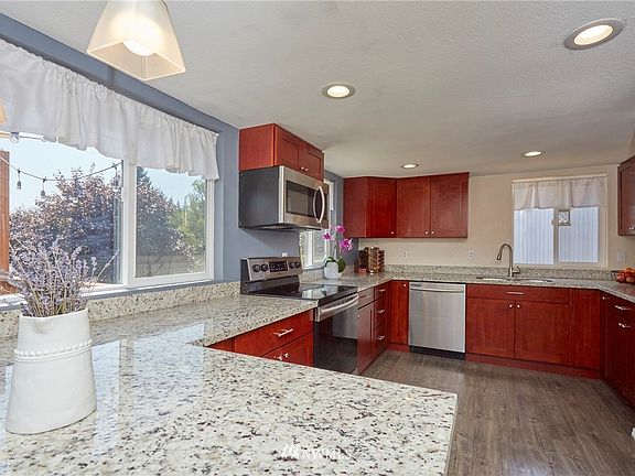 This and next few pics will take you around this spacious kitchen