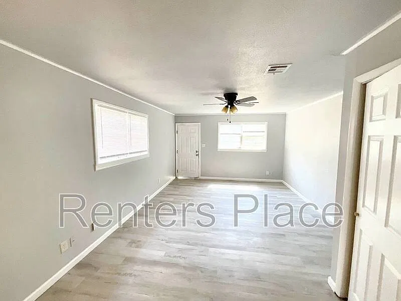 4 bed, 2.0 bath, 1350 sqft, $1,500 — Photo 2