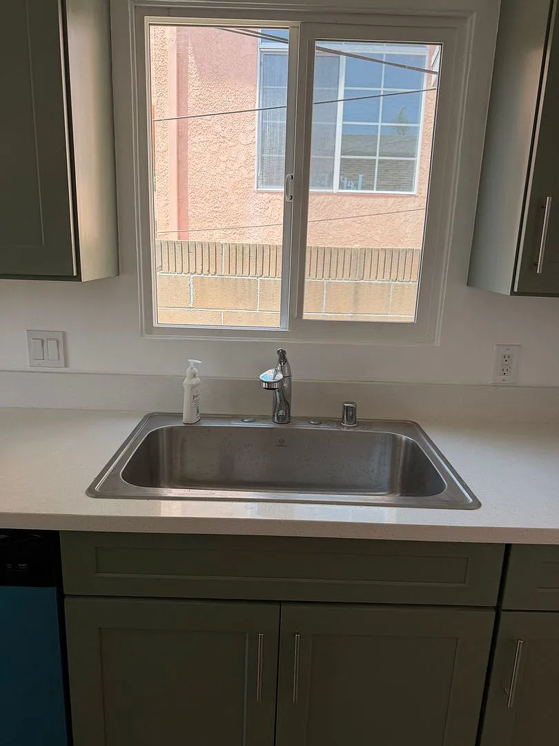 S. Lawndale Newly Remodeled 1 Bdrm House For Lease! — Photo 4