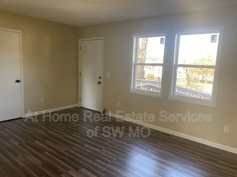2428 W Phelps St — Photo 3