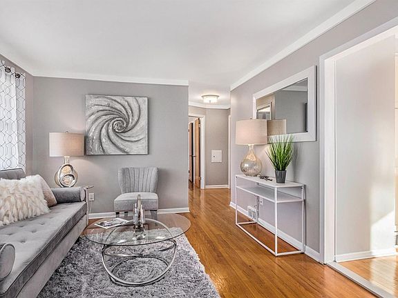 3rd image of 28659 Balmoral St