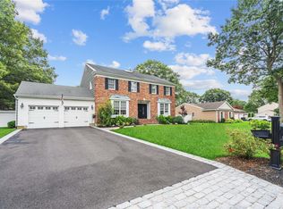 25 Neil Dr, Farmingville, NY 11738