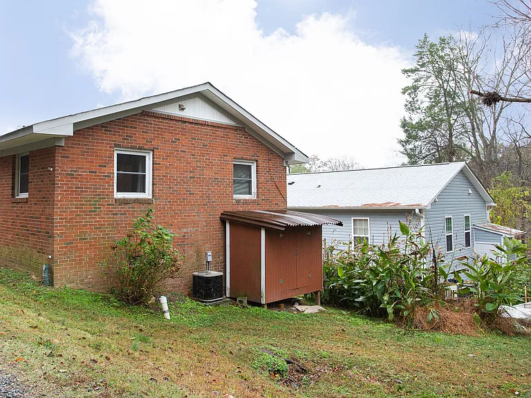 324 McMasters St — Photo 15