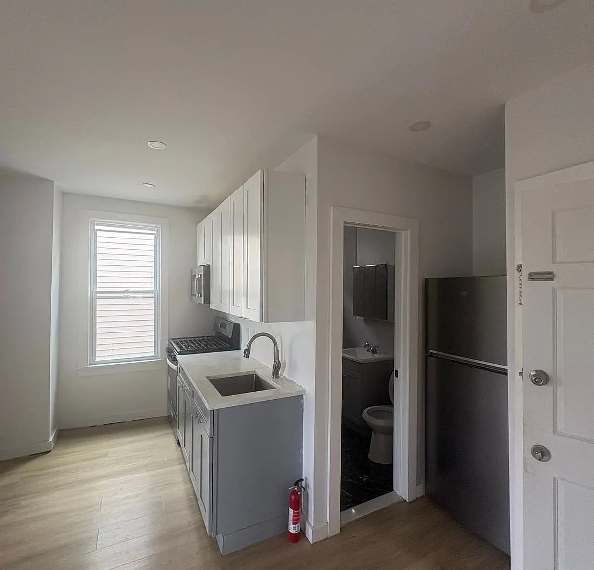 3 bed, 1000 sqft, $2,450 — Photo 2