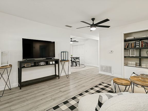 5th image of 1306 E Lovers Ln