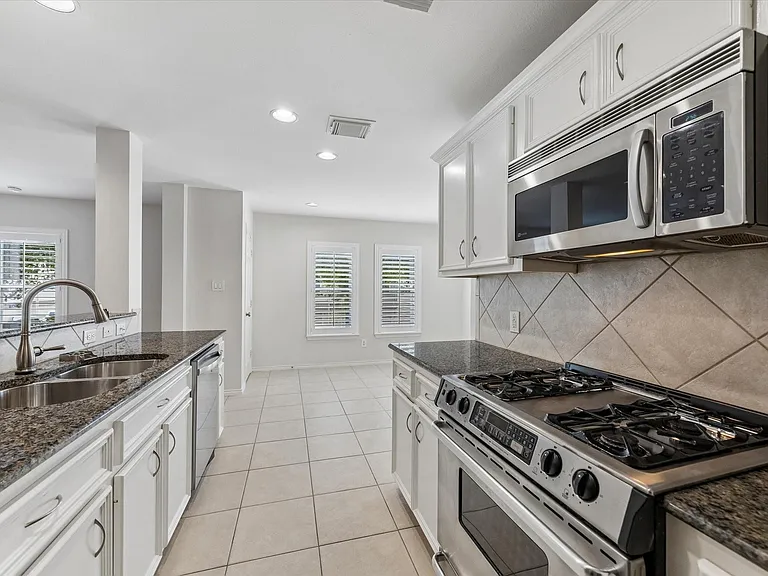 922 W Heights Hollow Ln — Photo 12