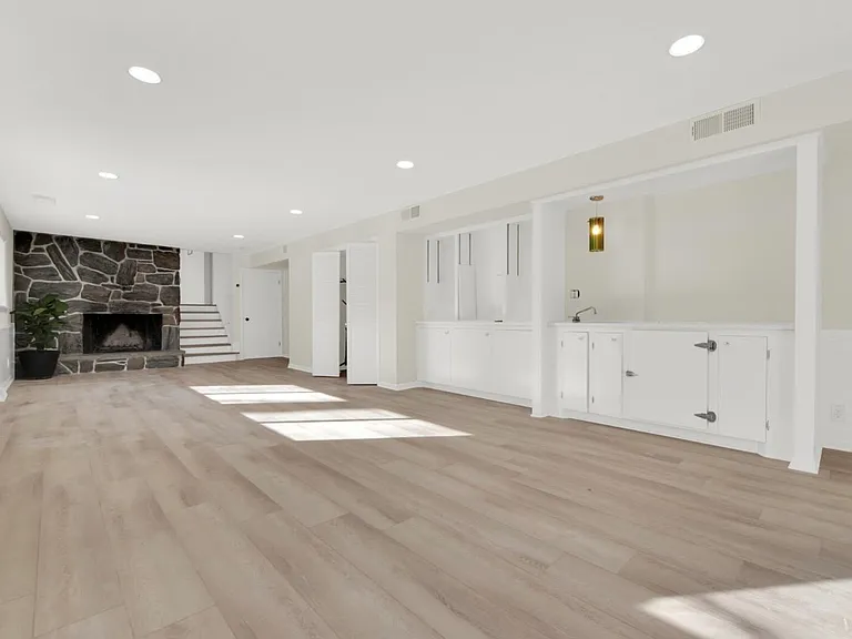 Victoria Cir N — Photo 3