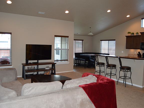 3rd image of 405 Crawford Ln