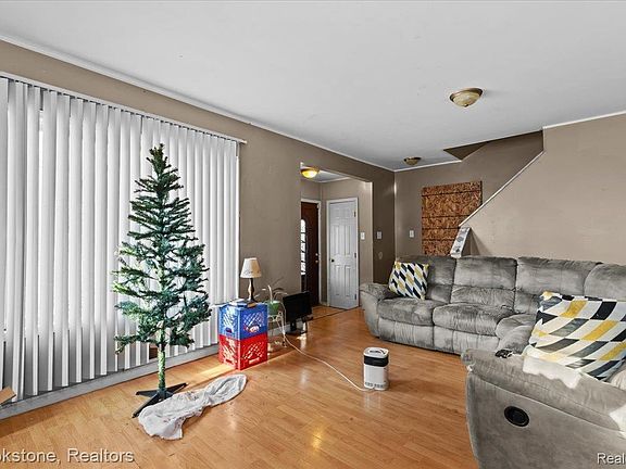 5th image of 16524 Pierson St