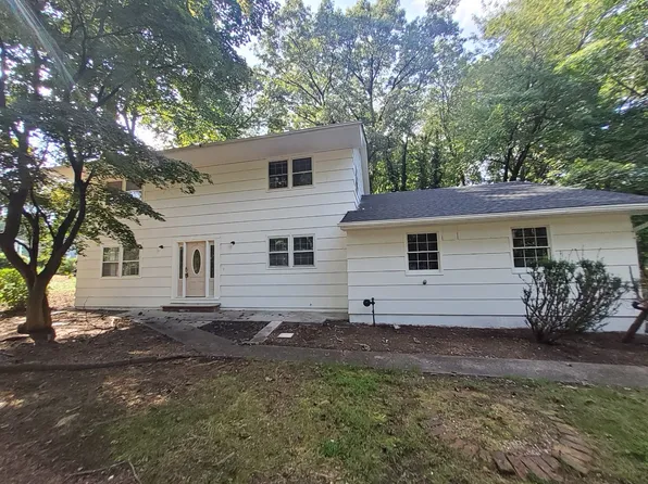 1 Fox Hill Rd, Chestnut Ridge, NY 10977