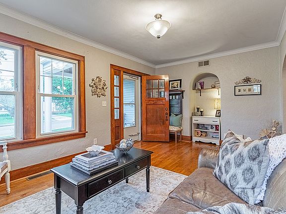 5th image of 415 W Albany Ave